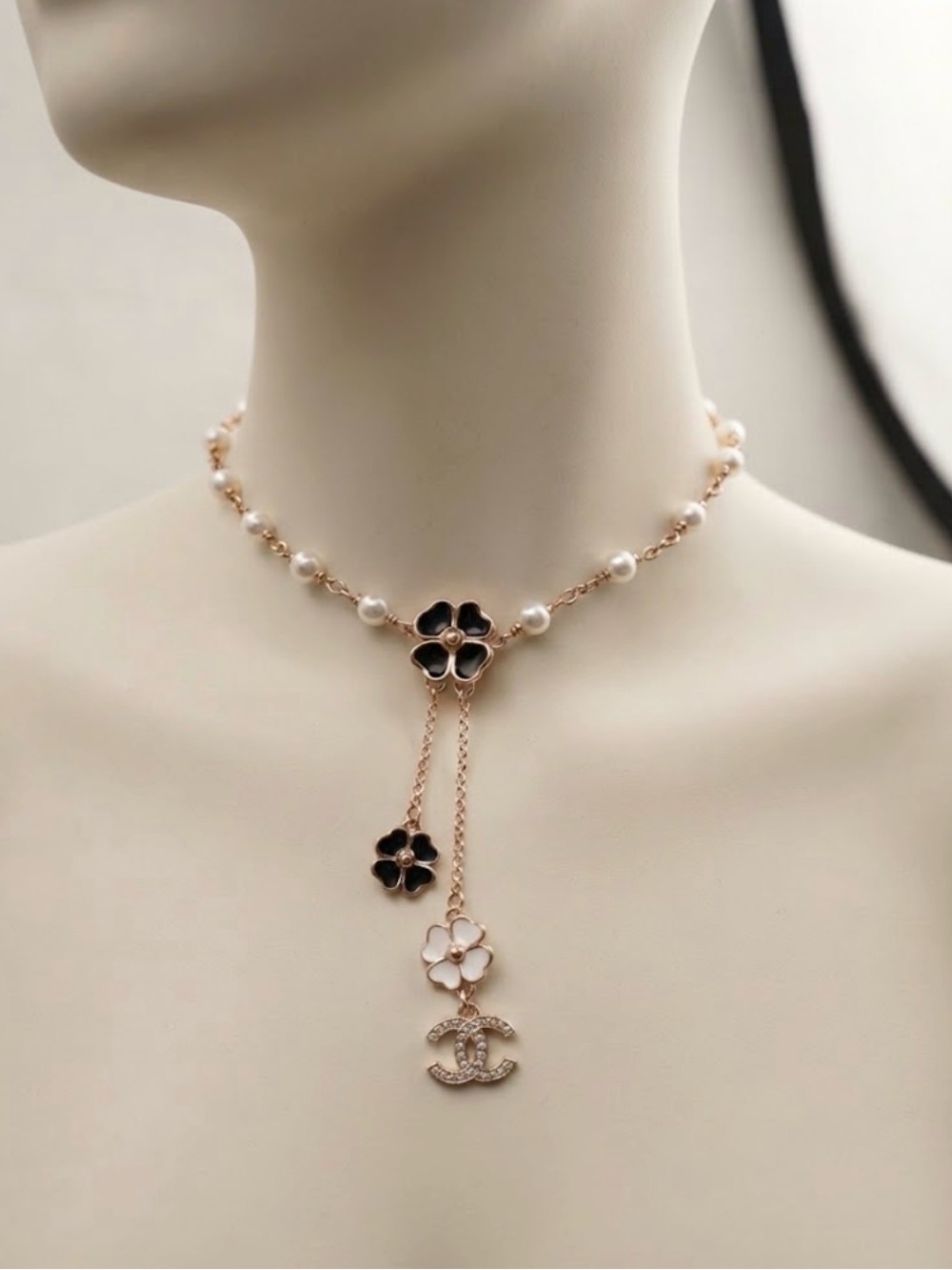 CHANEL Necklace with Black and White Enamel Flowers New no tag AMAZING